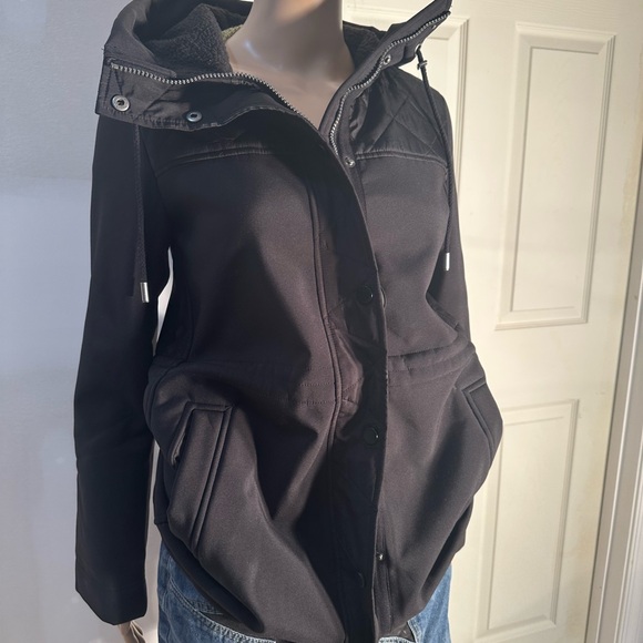 🍀🔲 LUCKY BRAND Black hooded jacket with zipper pockets and quilted lining 🔲🍀